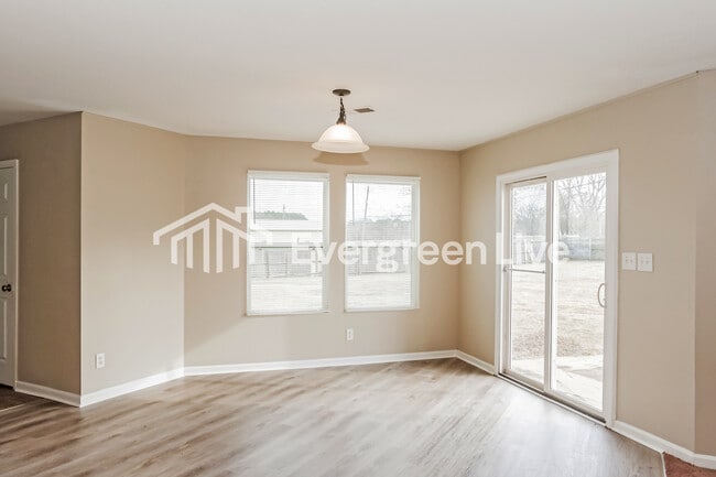 Photo - 212 Sagebrook Dr