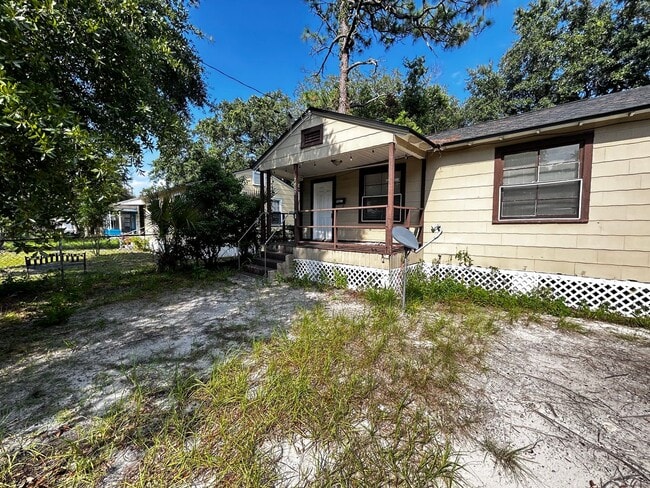 Building Photo - Steal of a Deal! 3/1 on Eastside under $1k... Rental