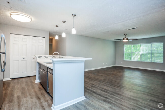 2BR, 2BA - 1,162 SF