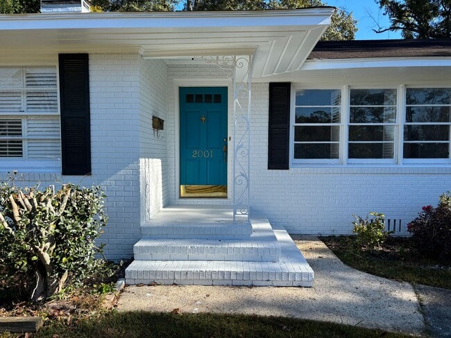 Photo - 2001 Michael Terrace