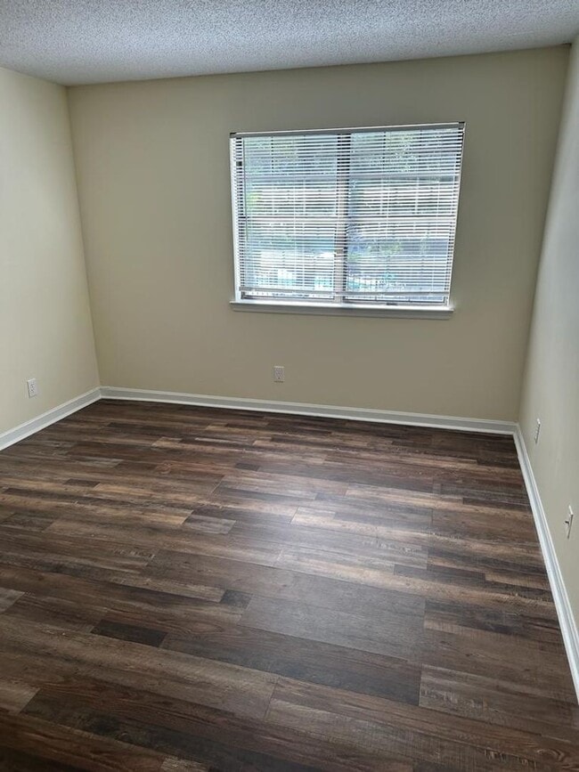 Photo - 616 Barrington Hills Dr