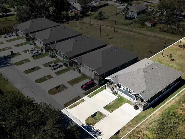 Building Photo - 5905 Woodview Dr