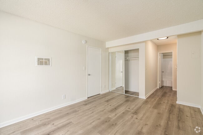 1BR, 1BA - 670SF - Bedroom