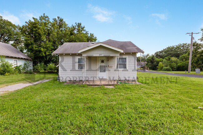 Photo - 601 SE 5th St House