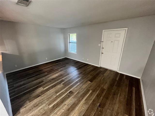 Building Photo - 906 N Austin St Rental