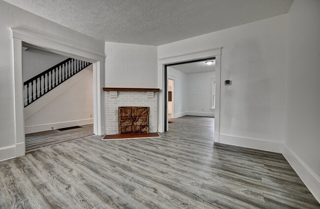 Photo - 214 2nd St SE