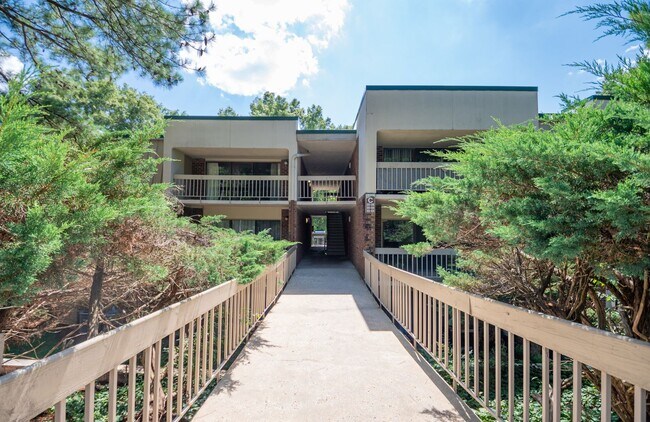 Building Photo - Charming Condo Living in the Heart of Chapel Hill!