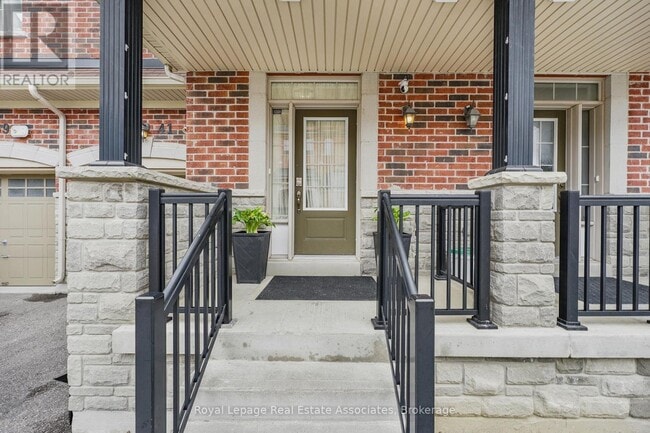 Photo - 41 Mazarine Ln