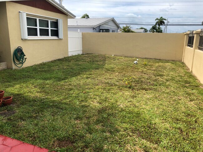 Photo - 909 17th Ter