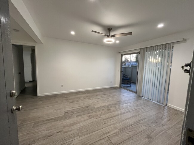 Large Light Living Room - 26200 Redlands Blvd Unidad 121