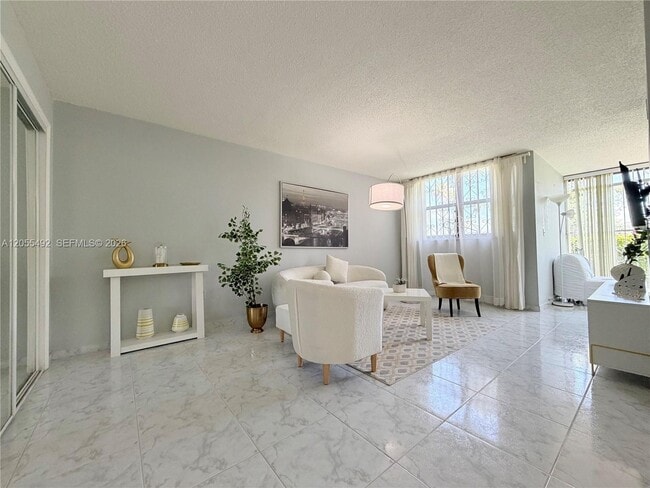 Building Photo - 9410 W Flagler St Unit 102