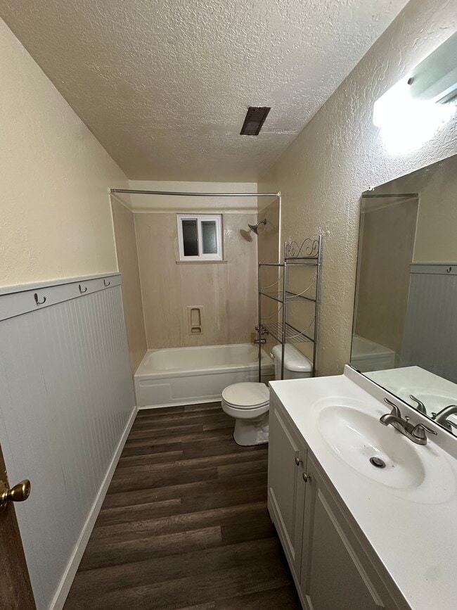 Baño - 2022 Isleta Blvd SW