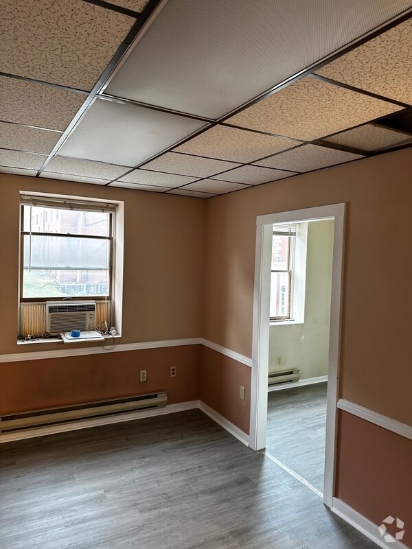 Building Photo - 219 W Main St Rental