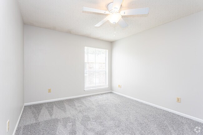 2BR, 1BA - 825SF