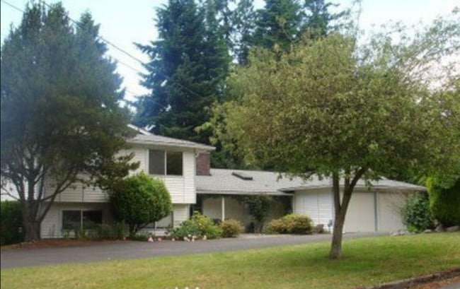 Building Photo - Spacious 4-Bed Tri-Level with 4-Car Garage — Walk to Elementary, Middle & High School