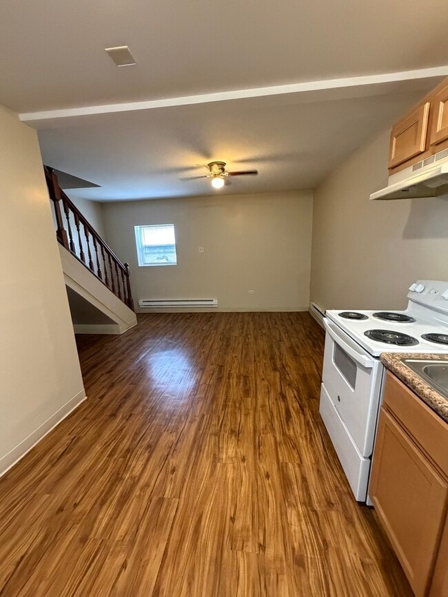 Photo - 690 W Judson St Unit 3