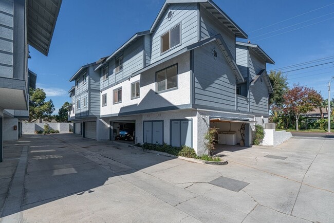 Building Photo - Costa Mesa Townhome with Loft | 2BR, 2.5BA...