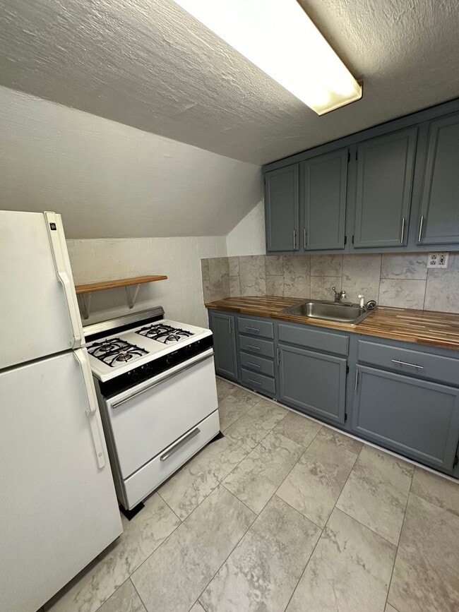 Photo - Royal Oak Triplex - Washington Unit Upstairs # 3