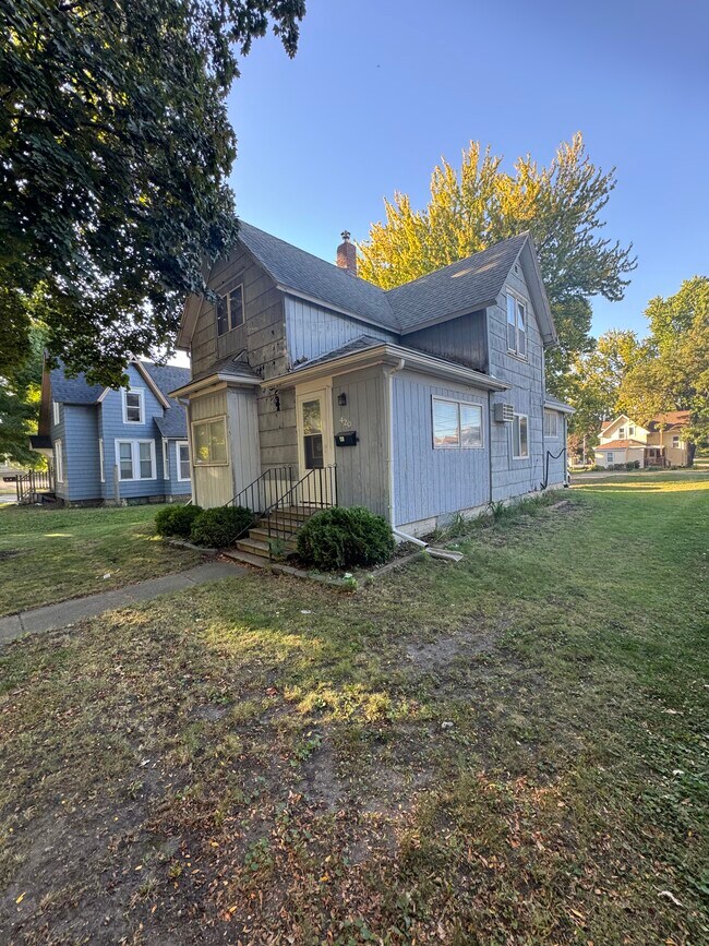 Photo - 420 W College St