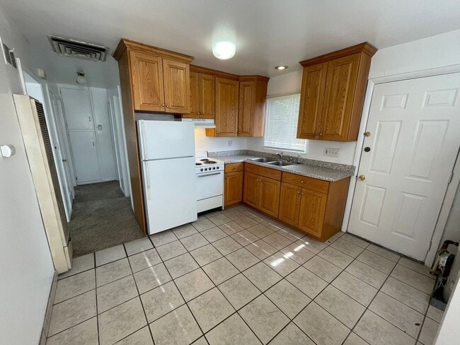 Photo - Cute 2 bedroom Duplex For Rent!!