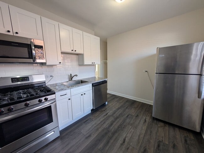 Photo - 5818 W Berteau Ave Unit 1