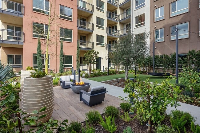 Courtyard with Fire Pit & Hammock - Esperanza at Duarte Station