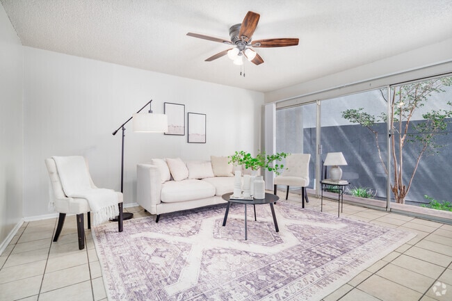 1 habitación, 1 baño, 704 pies cuadrados, sala de estar - The Pointe at Babcock