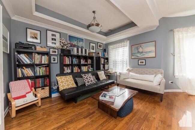 Building Photo - 1030 W Byron St Unit 2W