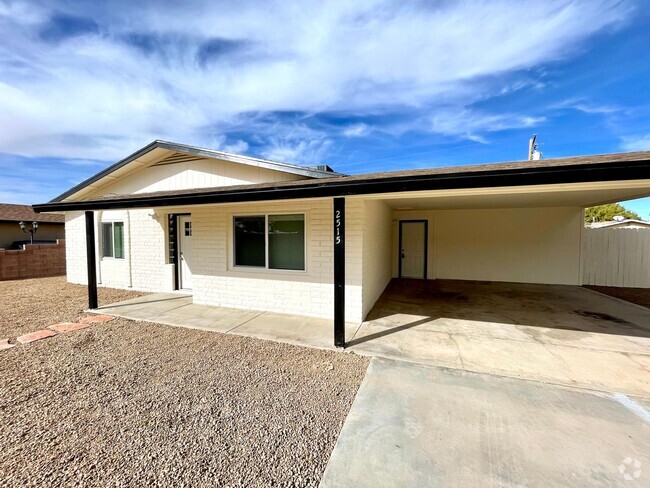 Building Photo - Beautifully Remodeled Large 3 Bedroom 2 Ba... Rental