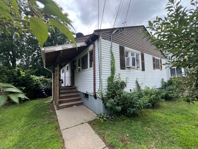 Building Photo - 6 Cresthill Rd Unit 6