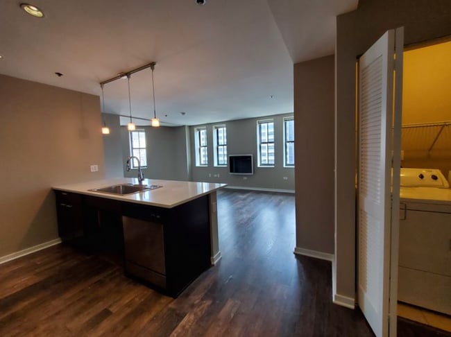 Building Photo - 222 W Randolph St Rental