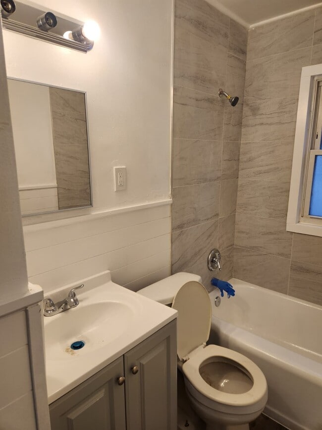 Bathroom - 14945 Lappin St