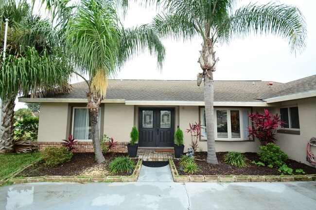 Building Photo - Salt Water Canal Pool Home Fully furnished