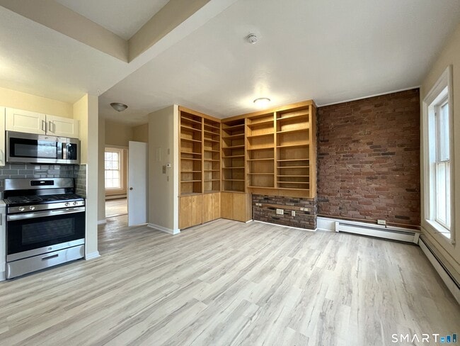 Building Photo - 32 Trumbull St Unit 3