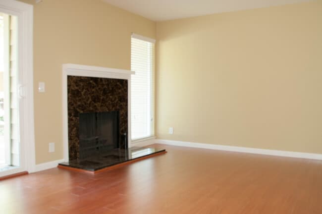 Living room - 905 W Middlefield Rd Unit 903