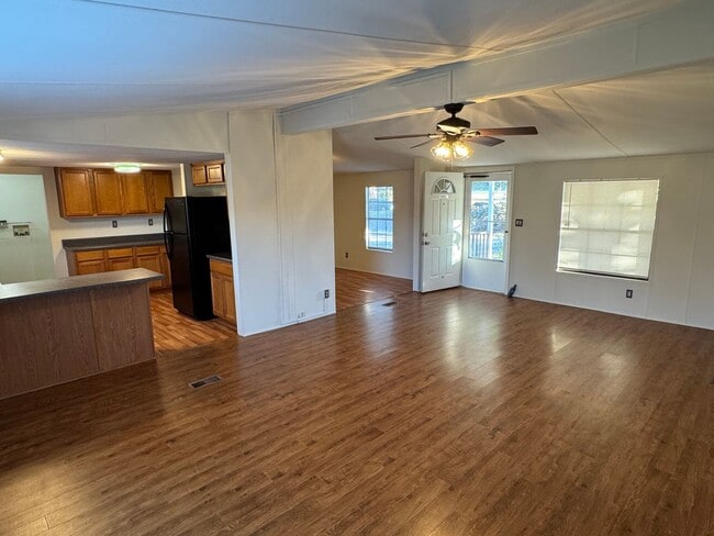 Photo - 4044 Friendship Rd Unidad Trailer