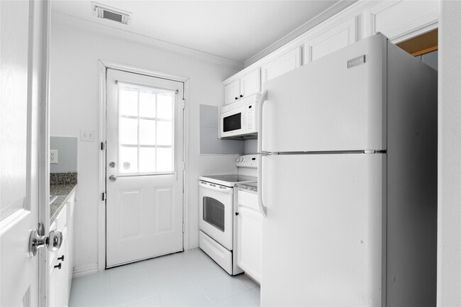 Photo - 9611 Elmview Pl