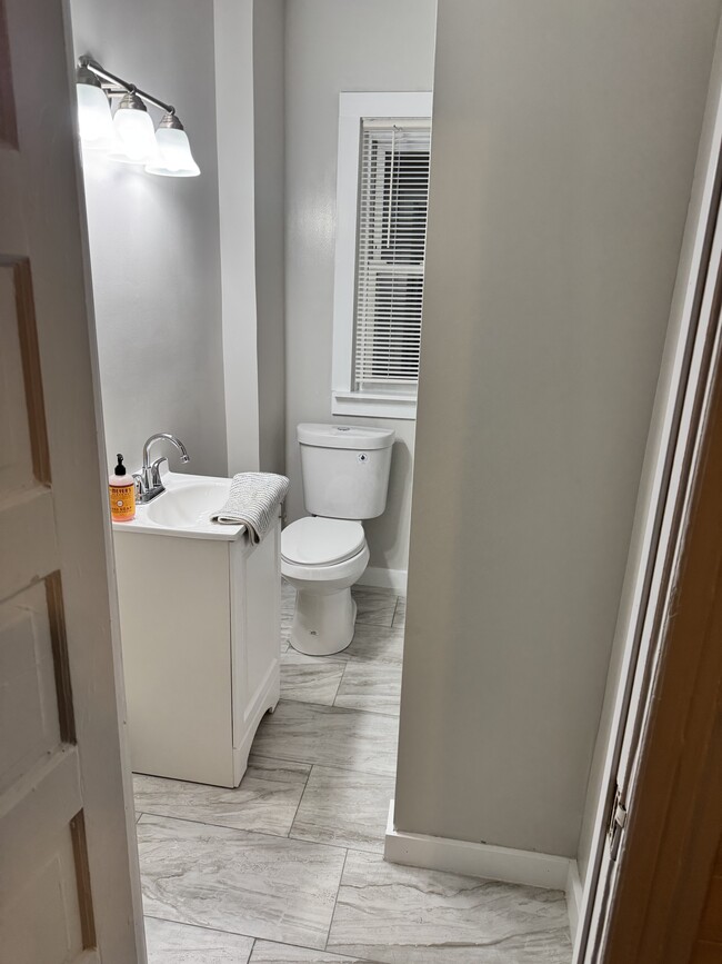 Building Photo - 26 Wallace St