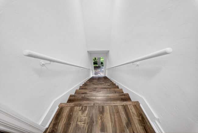 Photo - 5225-5271 De Longpre Ave