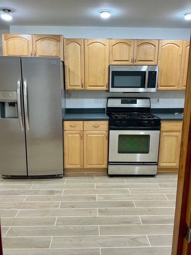 Kitchen appliances - 541 47th St Unit 1st Floor Brownstone