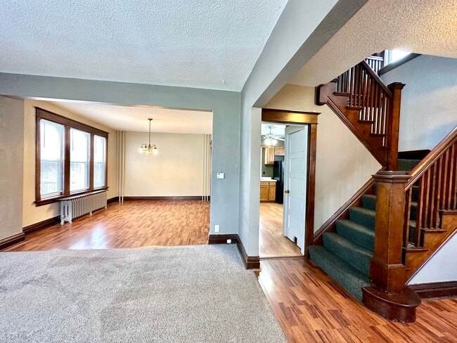 Photo - AVAILABLE Now - 3 Bed, 1 Bath