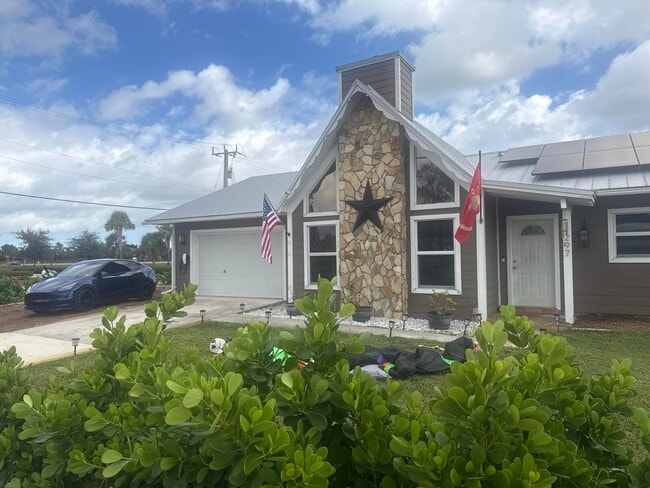 Building Photo - 1297 SE Floresta Dr