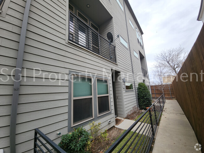 Building Photo - Gorgeous townhome ready for move in