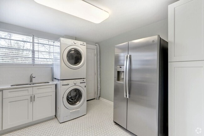 Building Photo - One block from Historic District - Renovat... Unit Apartment C