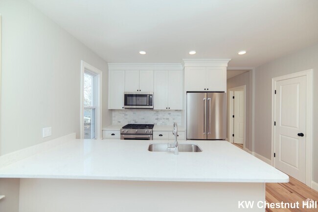 Building Photo - Beautiful renovated 3 bedroom unit Rental