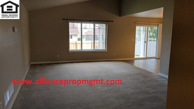 Photo - Spacious 3 bedroom house with fenced back yard