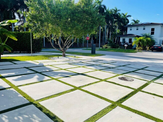 Photo - 500 NE 152nd St