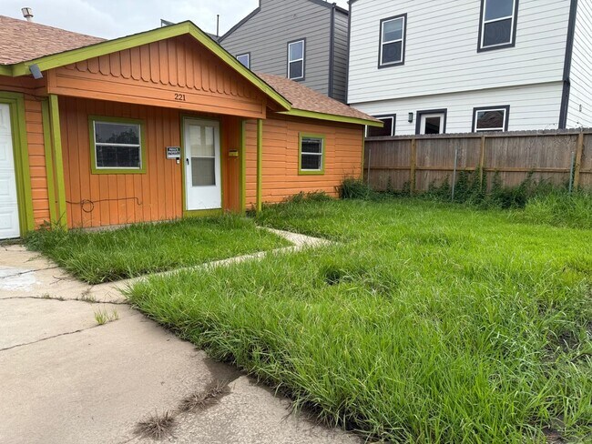 Photo - 221 Noras Ln Casa