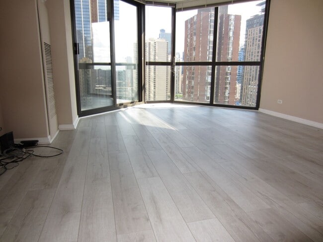Building Photo - 33 W Delaware Pl Unit 19G Rental