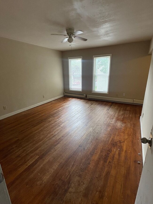 Building Photo - 562 Edmund Ave W Unit 2 Rental